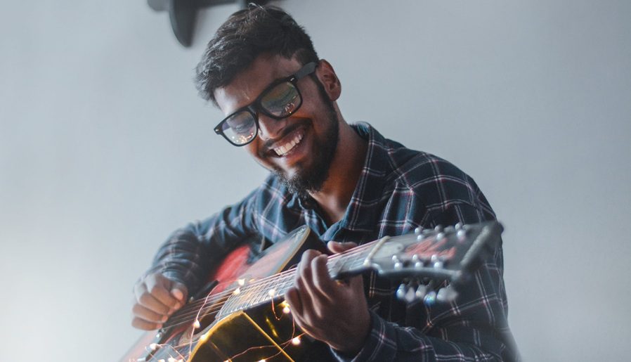 tecnico-em-instrumento 01 - imagem Akshar Dave no pexels - Copia curso técnico em música e instrumento musical