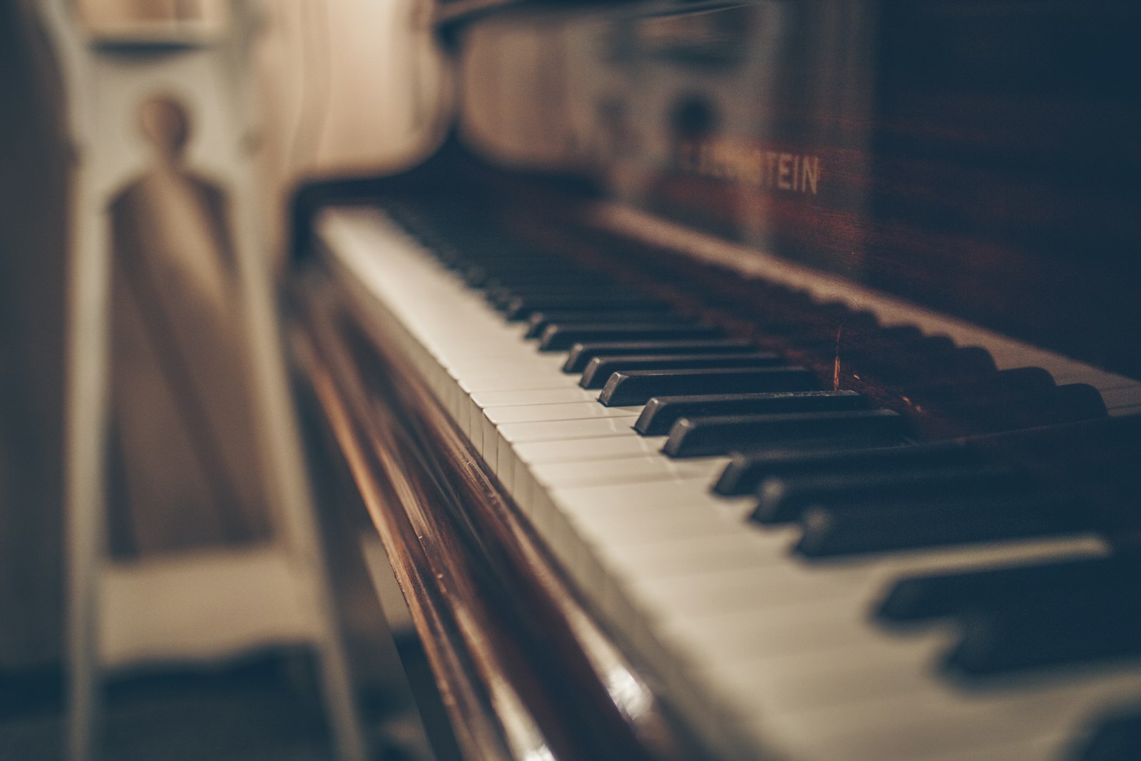 Estudante de música praticando piano com partitura aberta em preparação para prova de habilidade específica